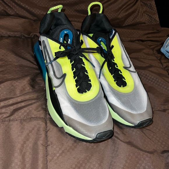 Men’s Nike Air Max 2090 "Green Abyss" - Picture 2 of 2